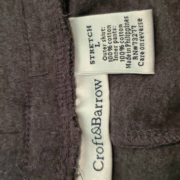 Short. Size Large - Picture 2 of 3